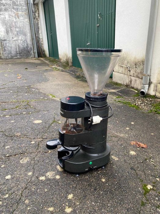 Máquina de Café M21 e Moinho de Café La Cimbali em perfeito estado