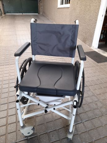 Cadeira rodas sanitária e de banho