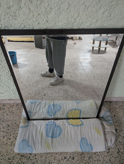 Espelho com estrutura de madeira