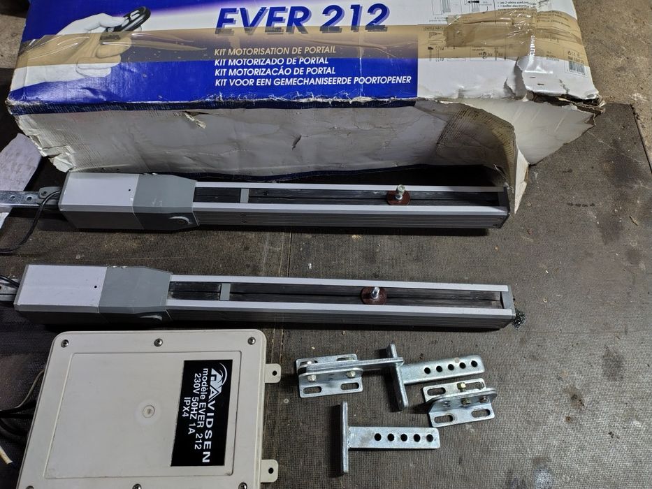 Ewer 212 mechanizm do otwierania bram dwuskrzydłowych