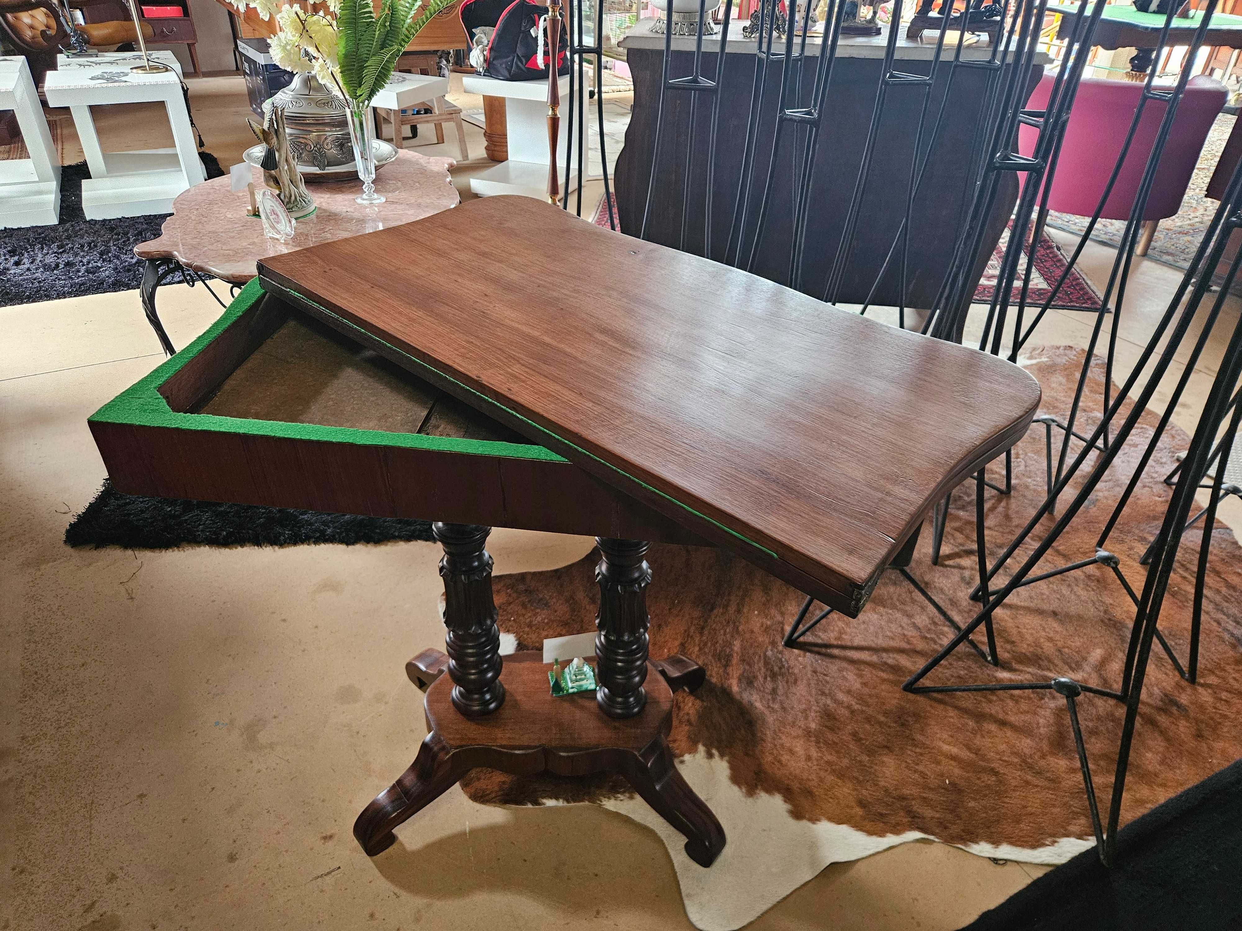 Mesa de jogo antiga totalmente restaurada
