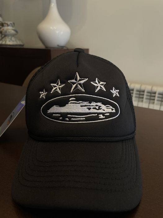 Bone corteiz com etiquetas