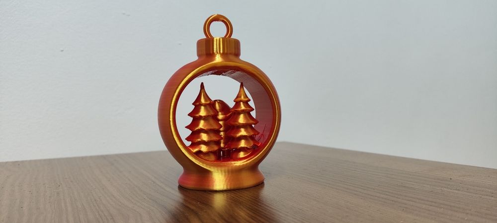 Bombka 3D z Mikołajem i Choinkami – Ozdoba Świąteczna (7x10cm)