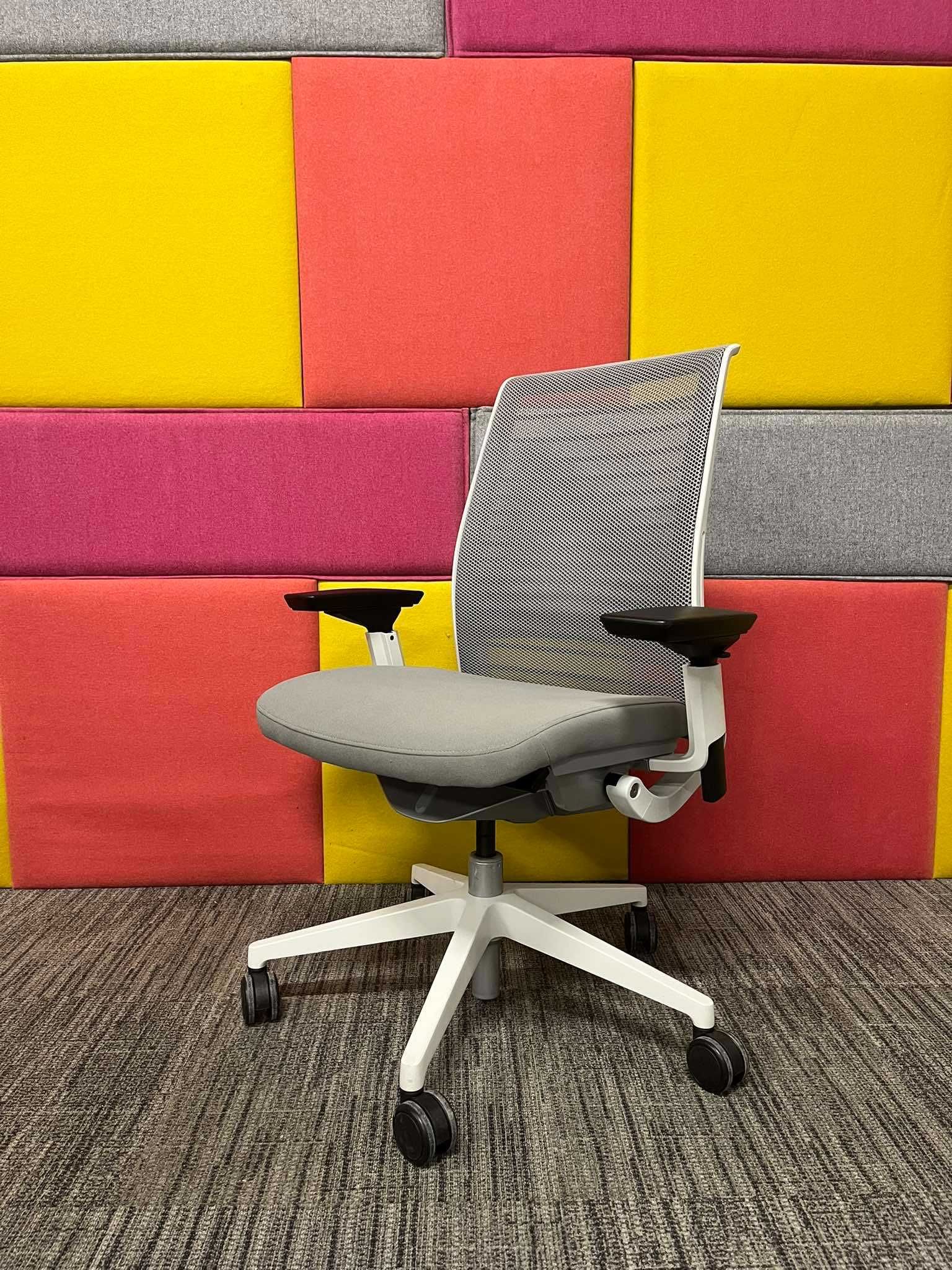 Fotel biurowy obrotowy Steelcase Think biały super stan duża ilość!