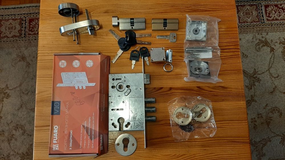 Замок дверной врезной,цилиндры замка,накладки цилиндра,ручки дверные.