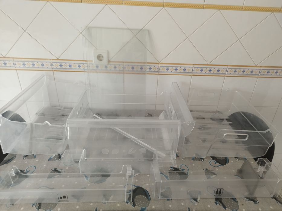 Gavetas e prateleiras de frigorífico combinado Whirlpool