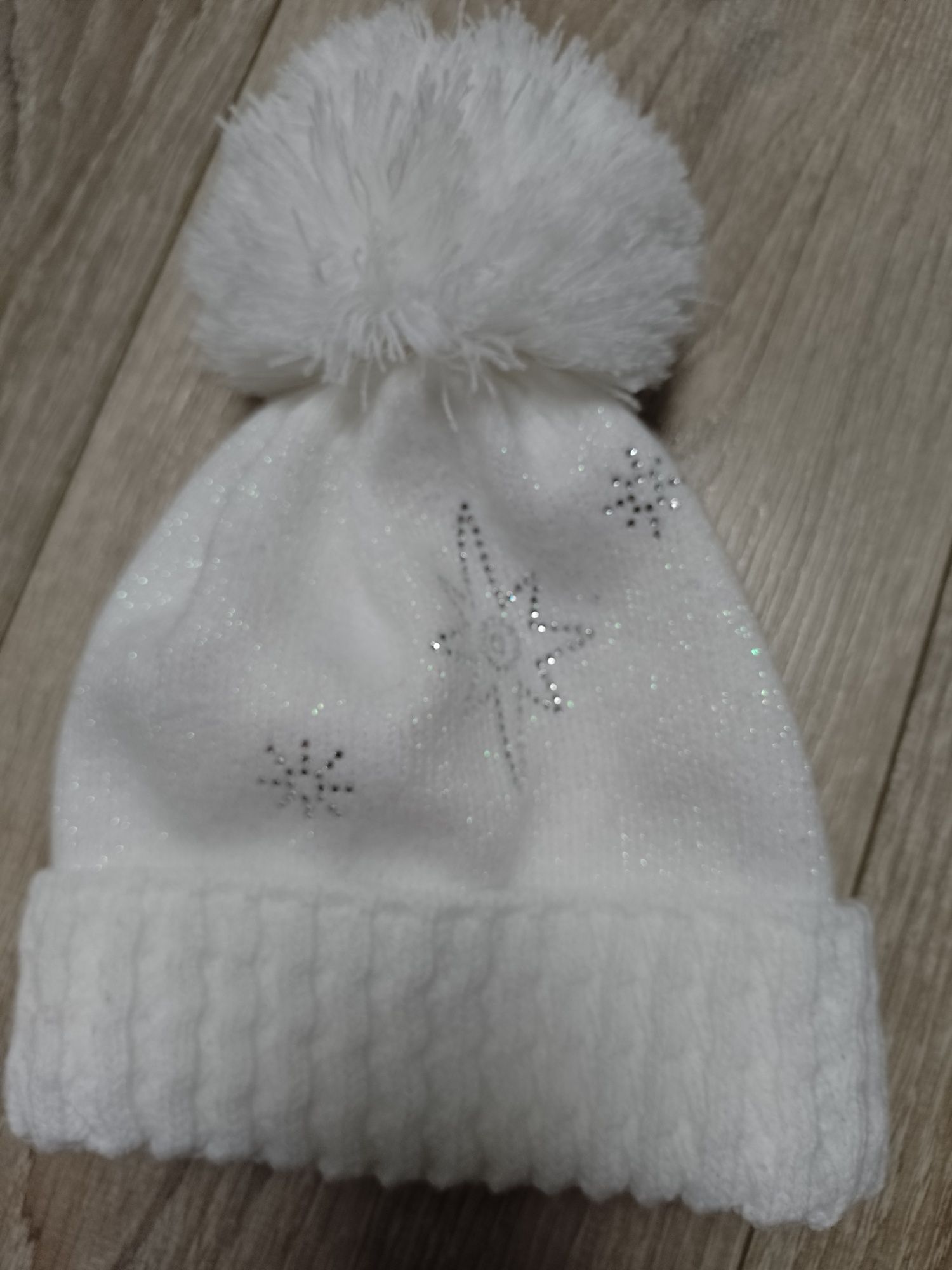 Śliczna biała czapka zimowa dla dziewczynki w gwiazdki roz 3 lata +