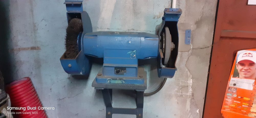 Esmerilador trifásico com tripé de parede