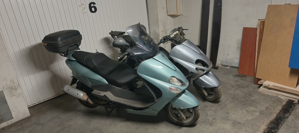 Yamaha MAJESTY x 2.
