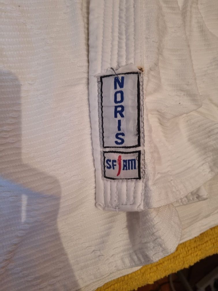 Casacos Karate em bom estado