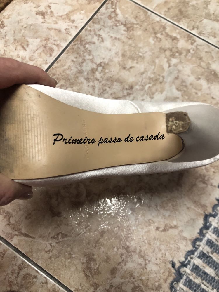 Vendo sapatos brancos com brilhantes 38