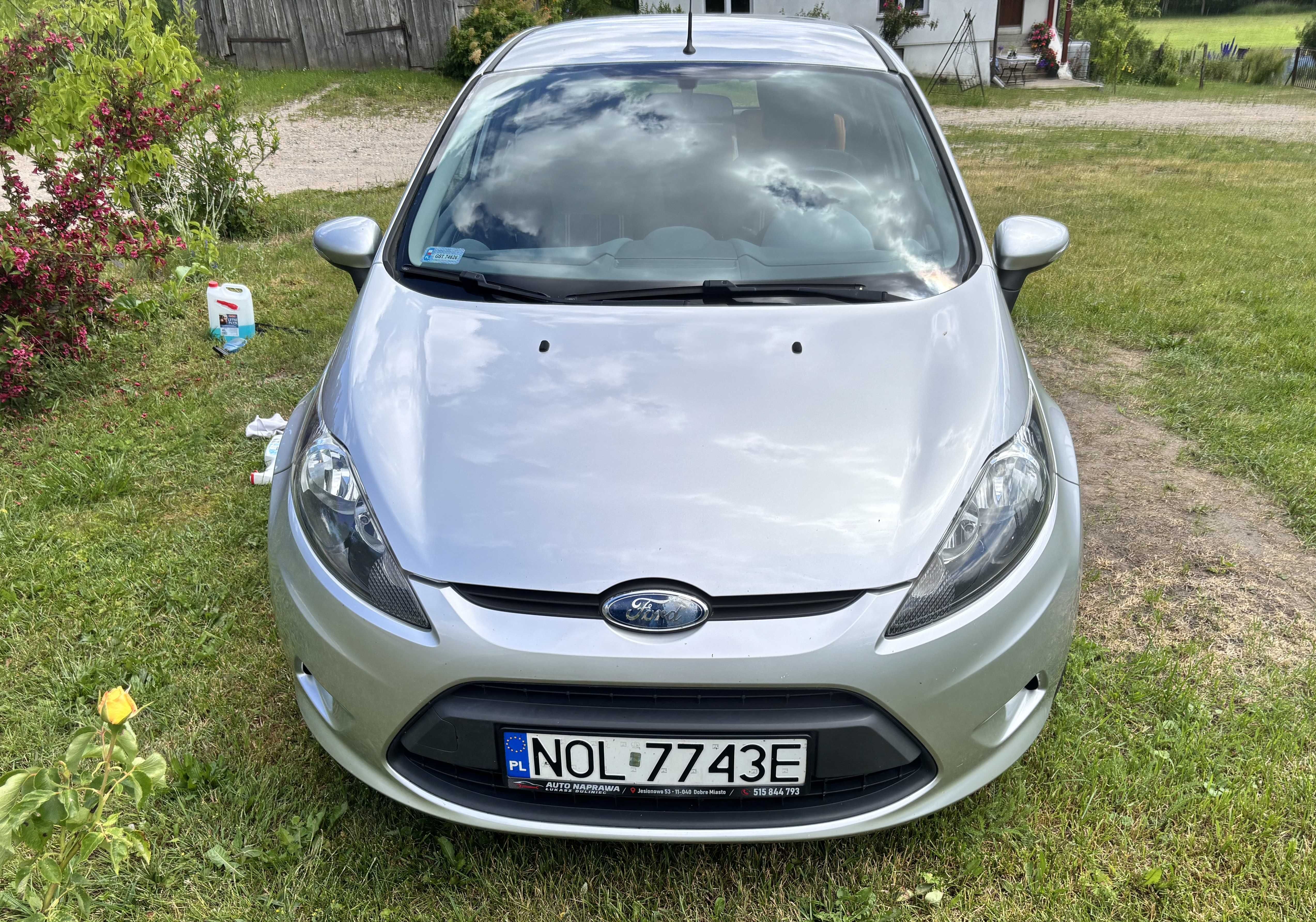 Srebrny Ford Fiesta 1.25 benzyna 82KM