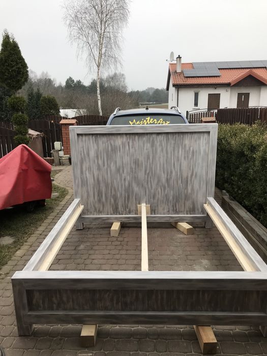 łóżko drewniane lite drewno