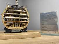 Model statku - H.M.S. Victory - przekrój z podświetleniem