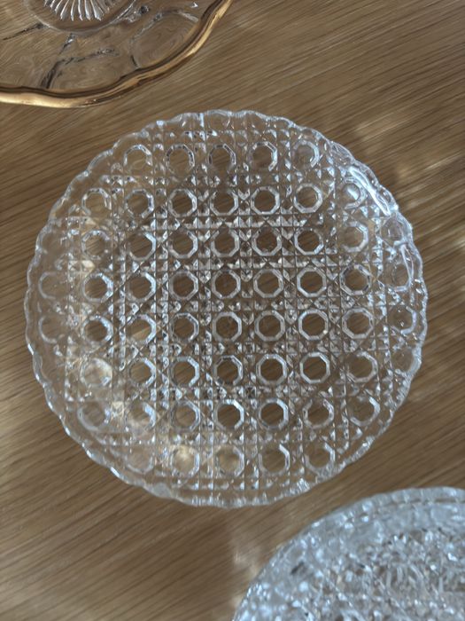 Pratos antigos para uma uma mesa fora do vulgar.