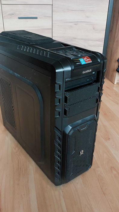 Komputer  i7 4x4Ghz 16Gb RAM Dysk 320 Gb (bez karty graficznej)