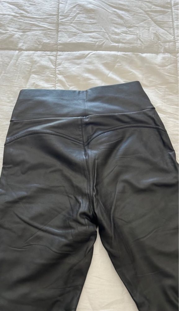 Calças leggins de pele