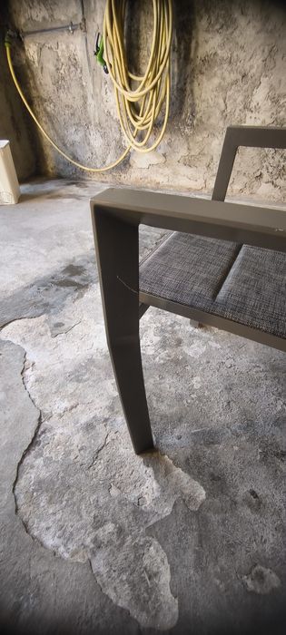 Cadeira cinzenta exterior