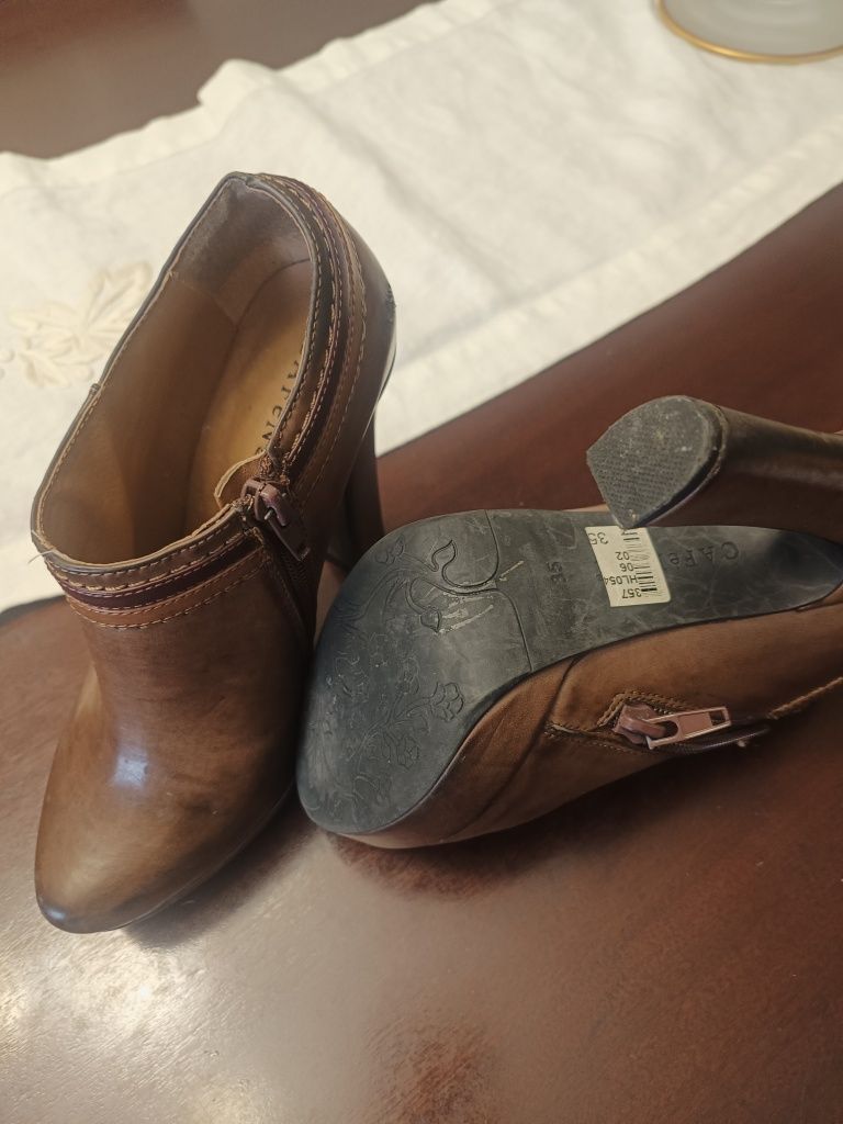 Vendem-se sapatos de couro, em bom estado