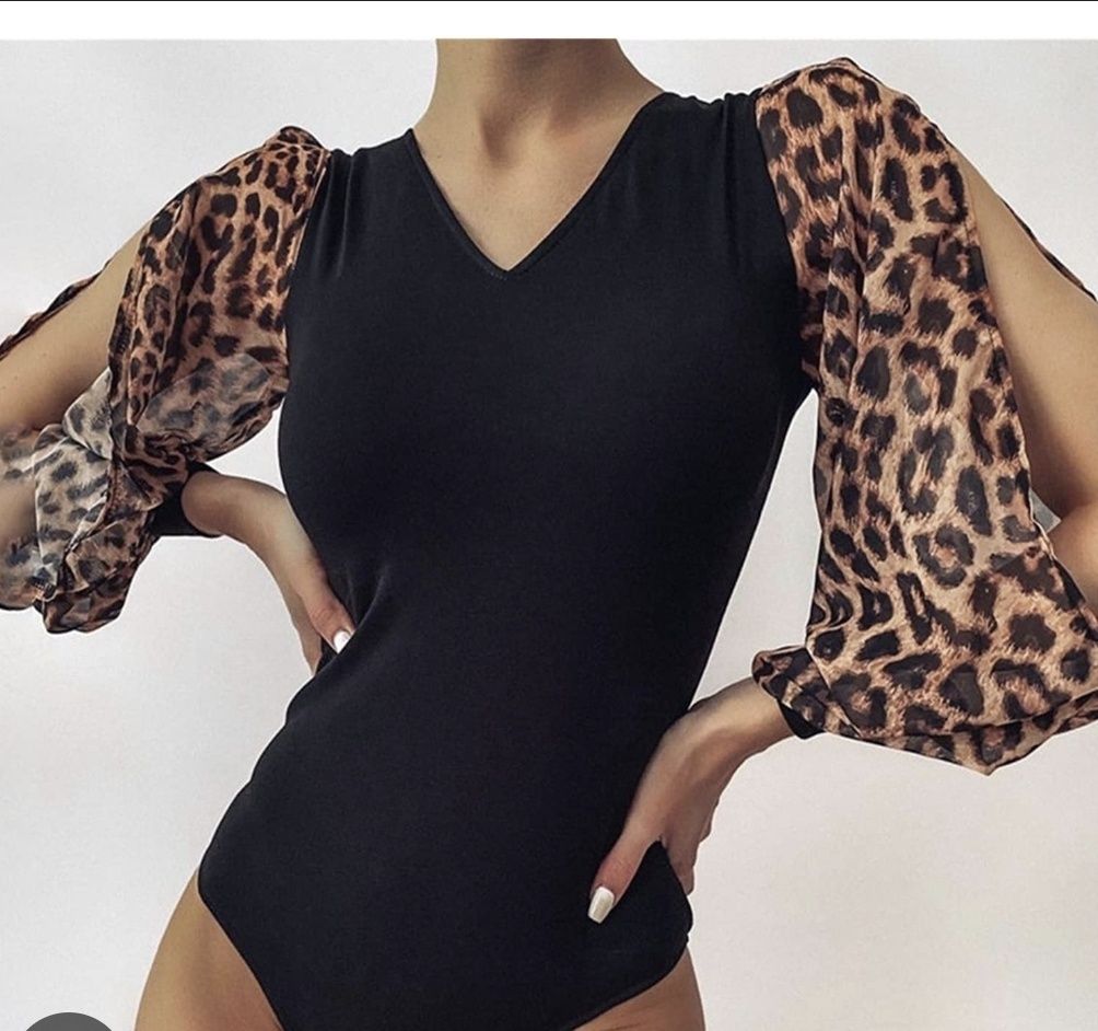 Body preto com mangas leopardo