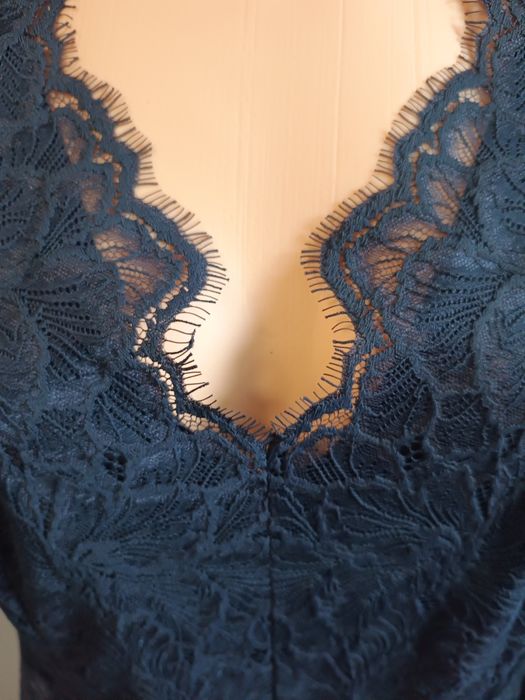 Granatowa koronkowa sukienka H&M 46