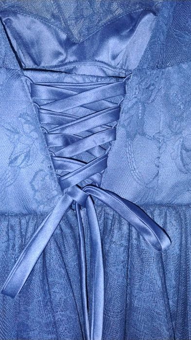 Pilnie sprzedam sukienkę z wiązaniem gorsetowym