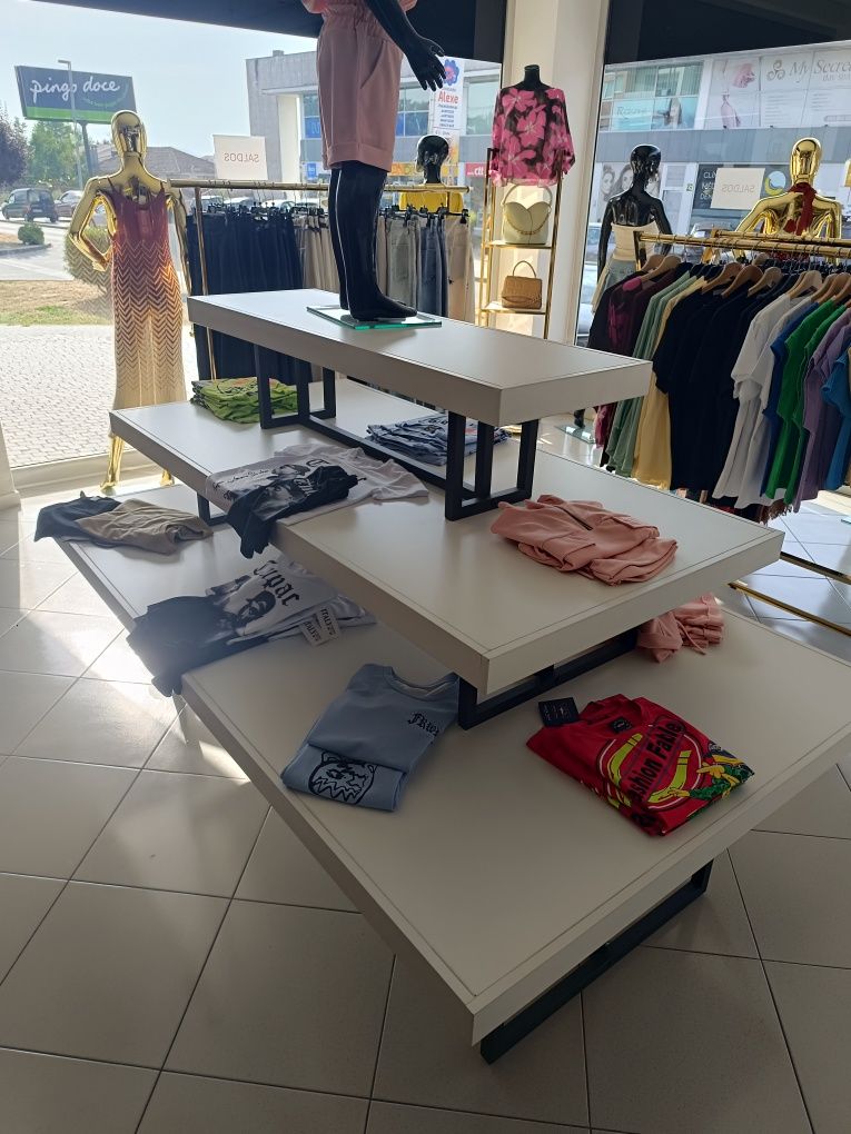 Mesa com 3 divisões para Loja