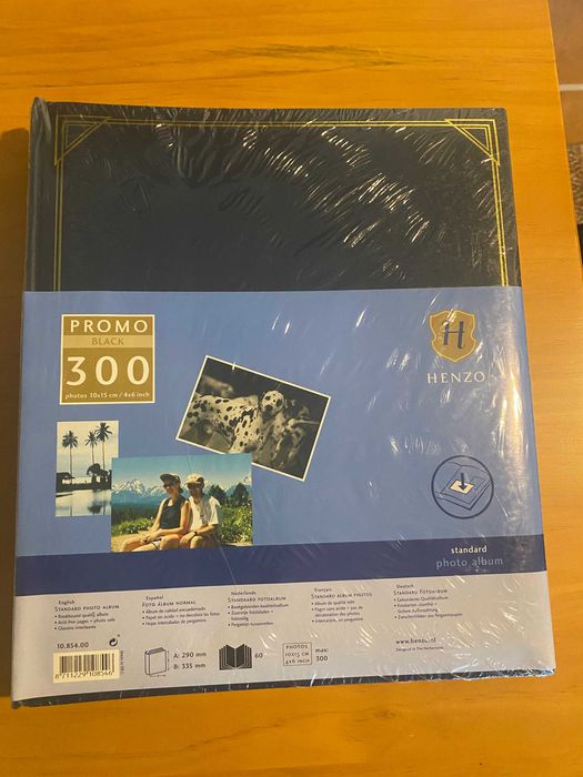 Álbum de fotos promocional Henzo com 60 capas pretas