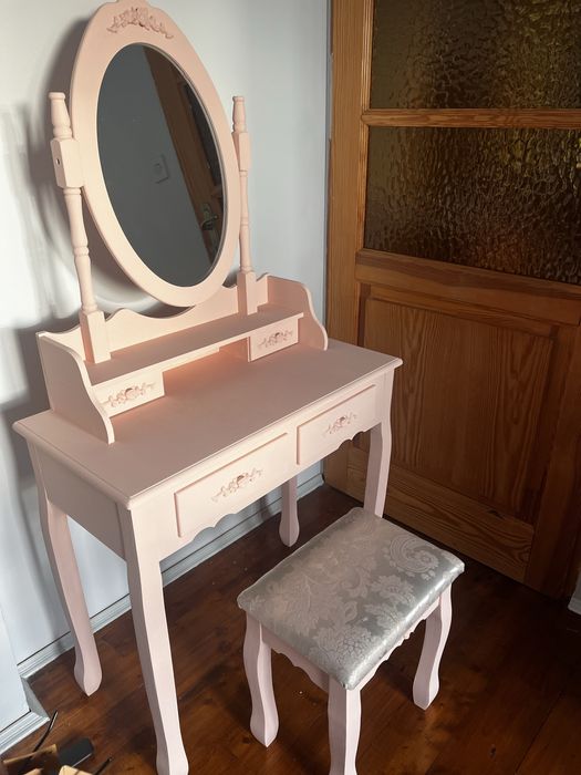 Różowa toaletka z taboretem