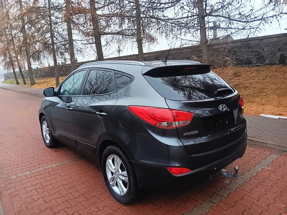 Hyundai ix35 2WD.  pół skóry