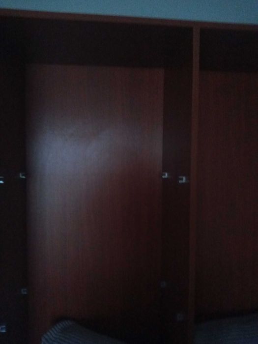 Witryna ze szklanymi półkami