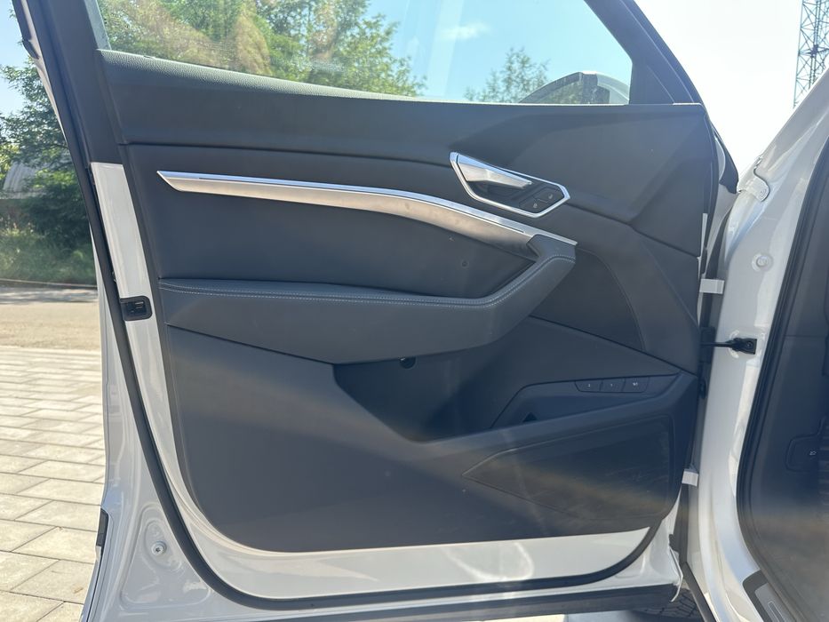 Комплект 4 шт обшивки дверей или поштучно Audi E-tron 4KE 50, 55, Q8