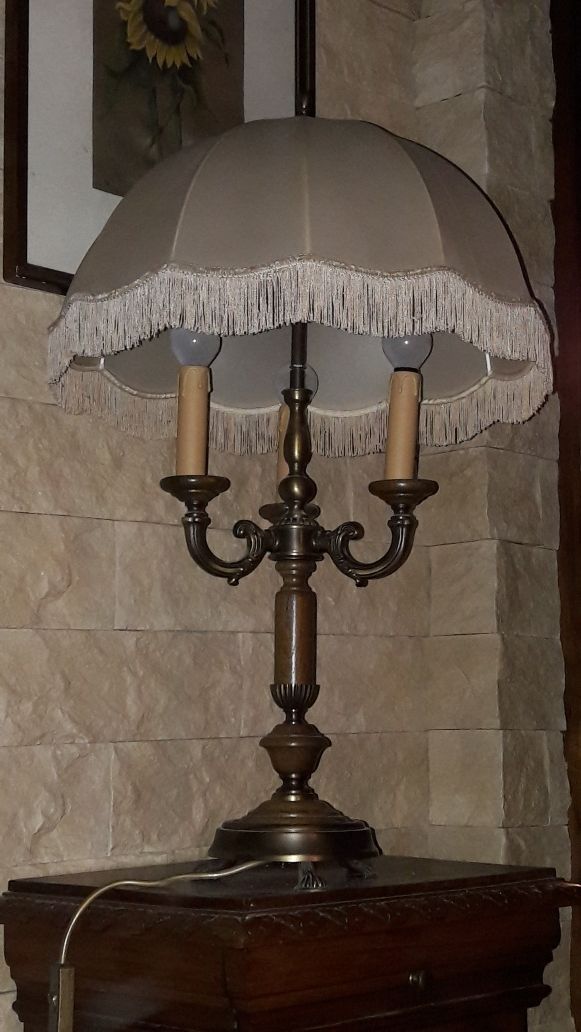 Duża lampa salonowa na trzy żarówki.