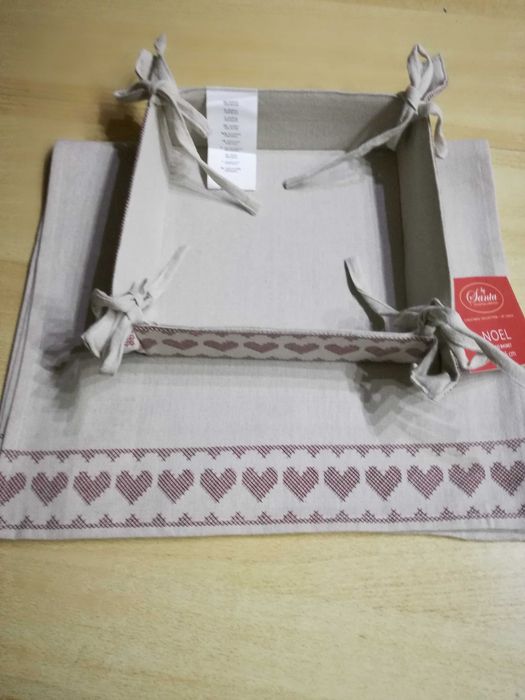 Bieżnik z koszyczkiem na pieczywo.