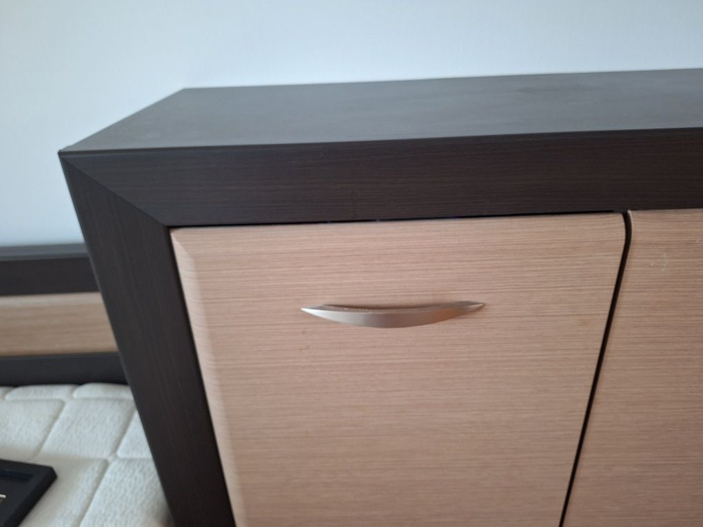 Komoda w kolorze wenge z jasnymi frontami