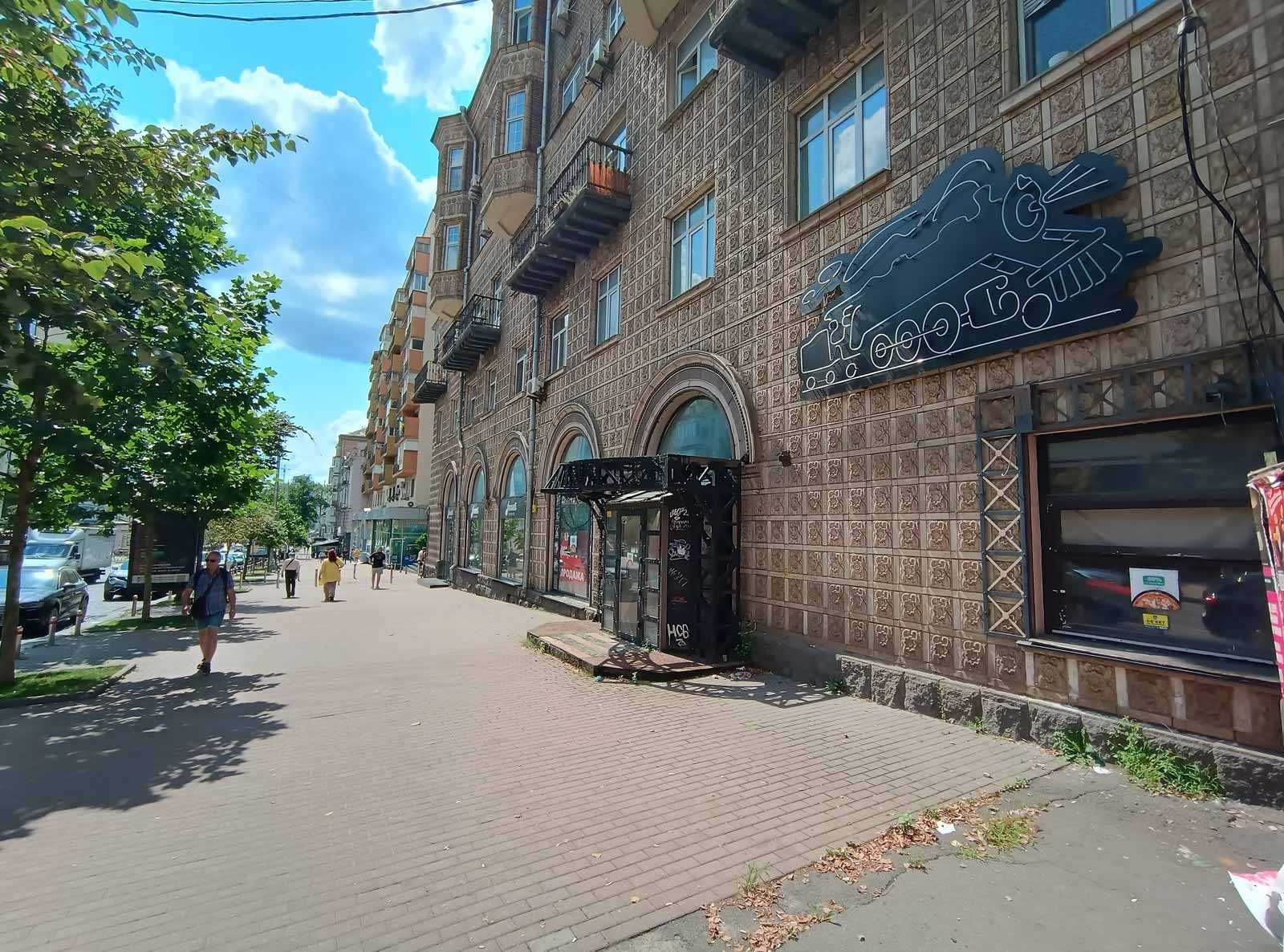 Продаж фасадного комерційного приміщення біля ст. метро "Олімпійська"!