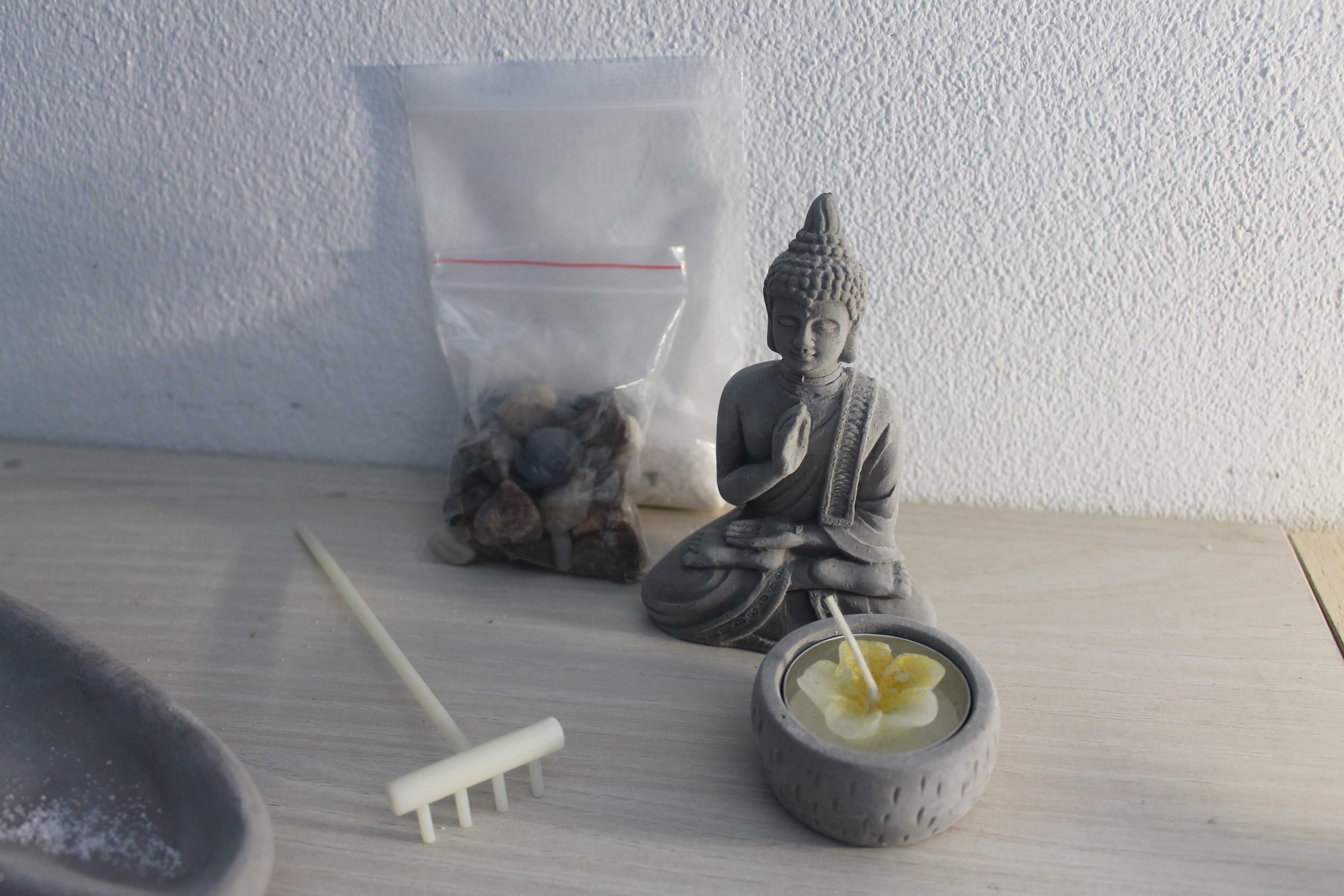 Jardin zen buda com velas e escultura