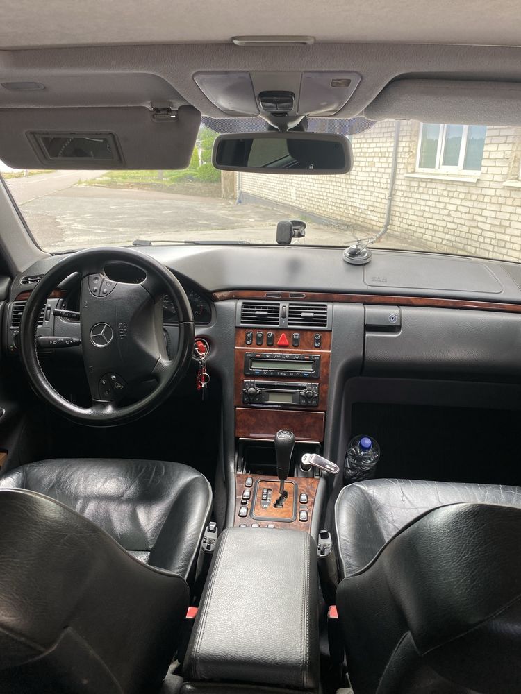 Mersedes W210 автомобіль мерседес бенз Е280