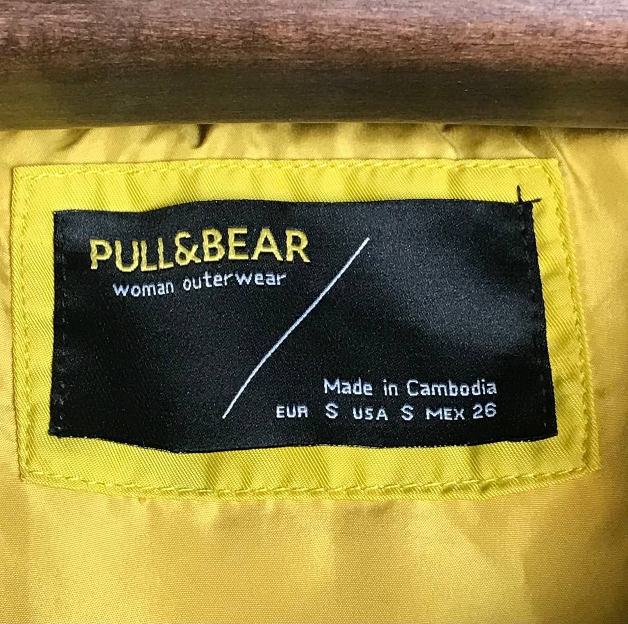 Куртка женская pull & bear желтая, зауженная и короткая