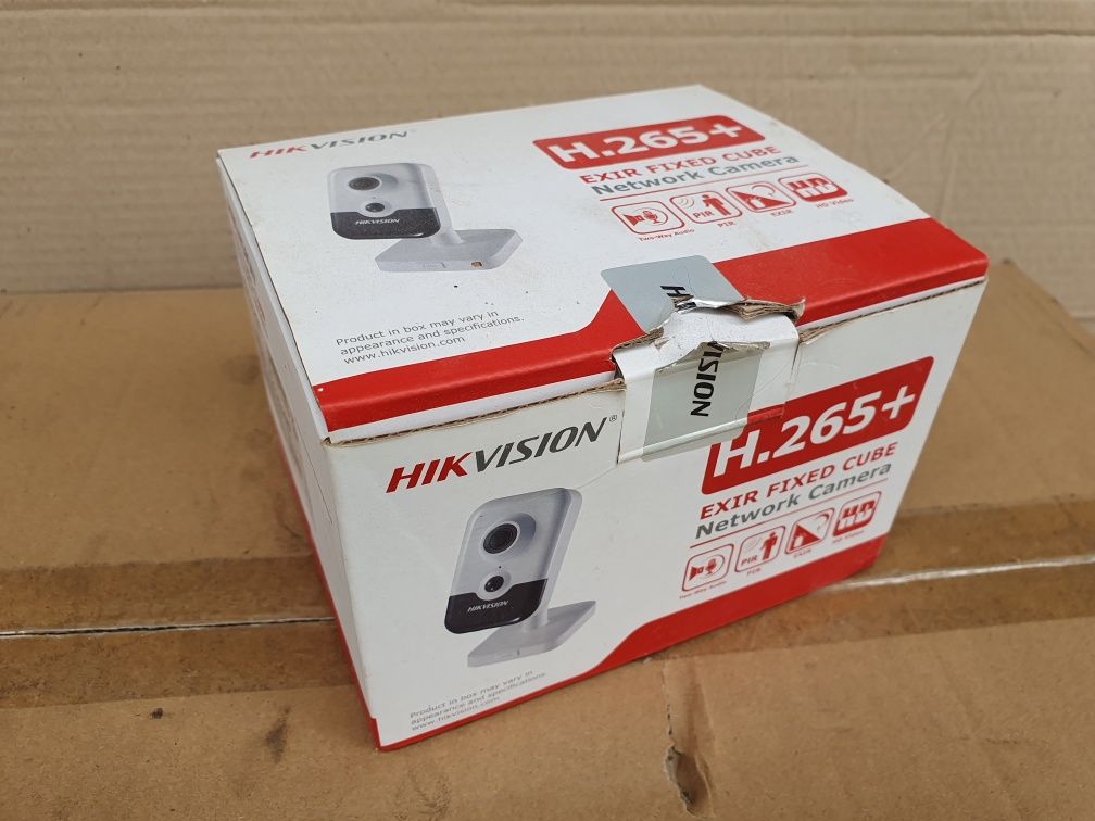 2МП IP кубічна камера Hikvision з мікрофоном Hikvision