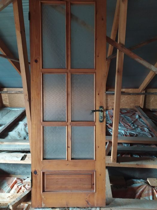 Продам деревянную дверь со стеклом