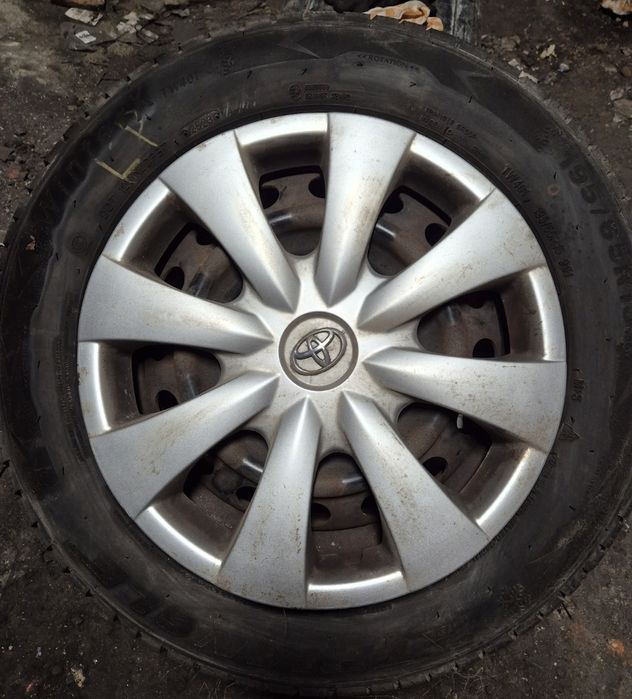 Opony zimowe toyota auris 15" 5x114,3 z felgami i kołpakami jak nowe