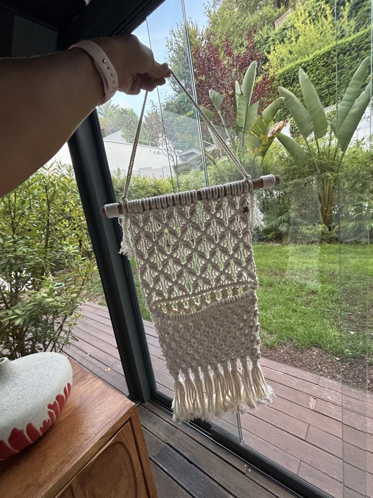 Peça decorativa artesanal para a parede madeira e cordao