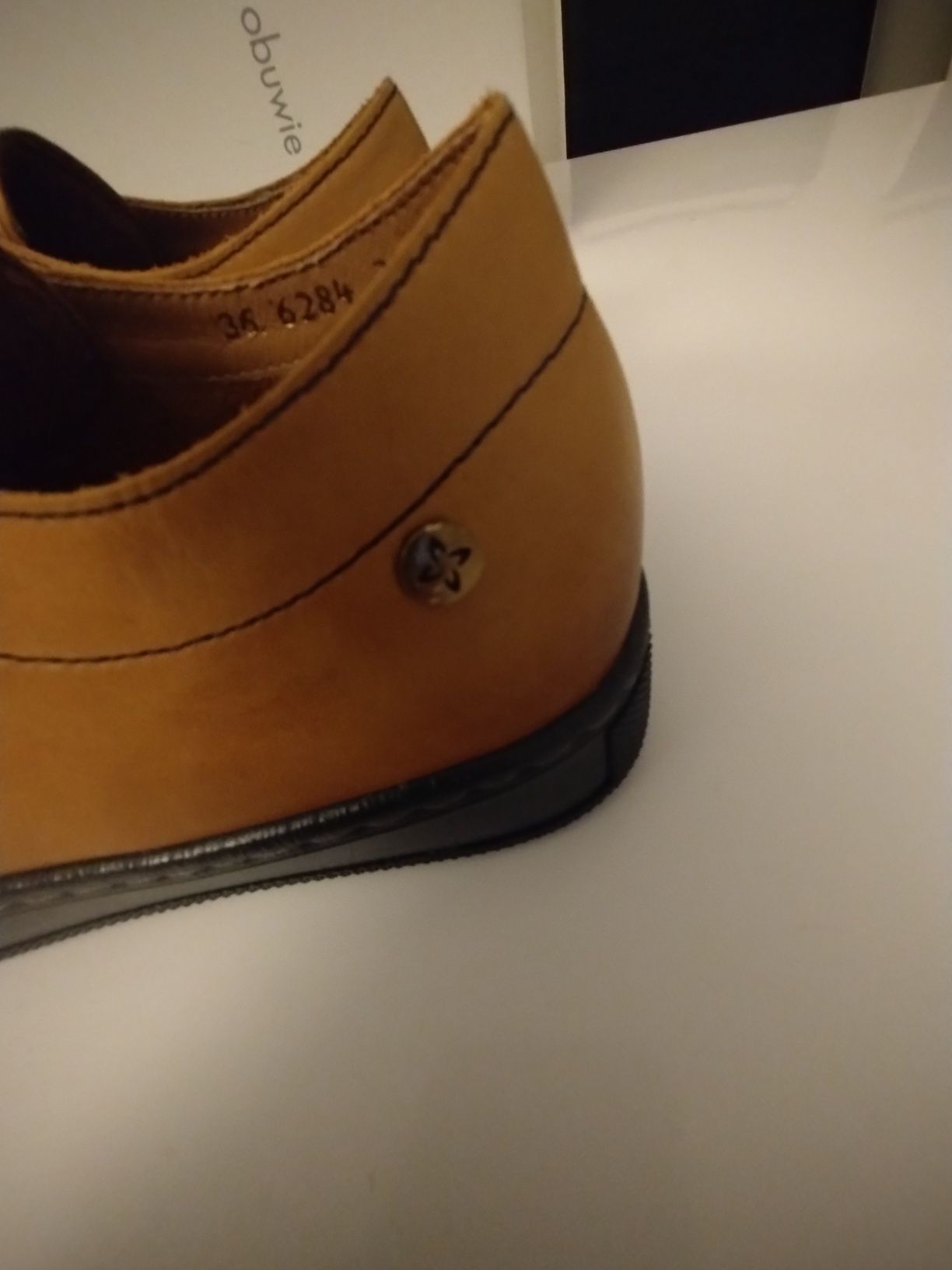 Musztarowe sneakersy skórzane z Maciejki