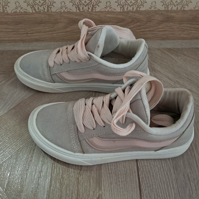 Продам кросівки дівчачі