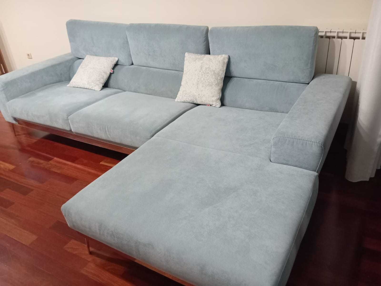 sofa em tecido e pes em inox