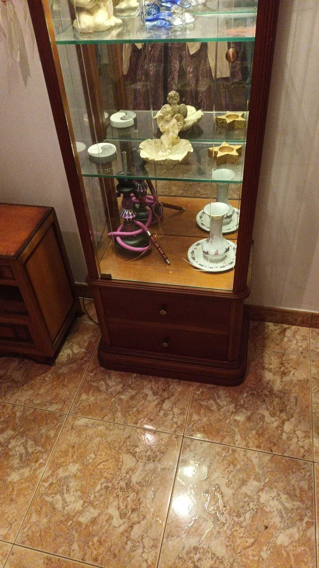 Vitrine com iluminação em raiz de madeira de mogno