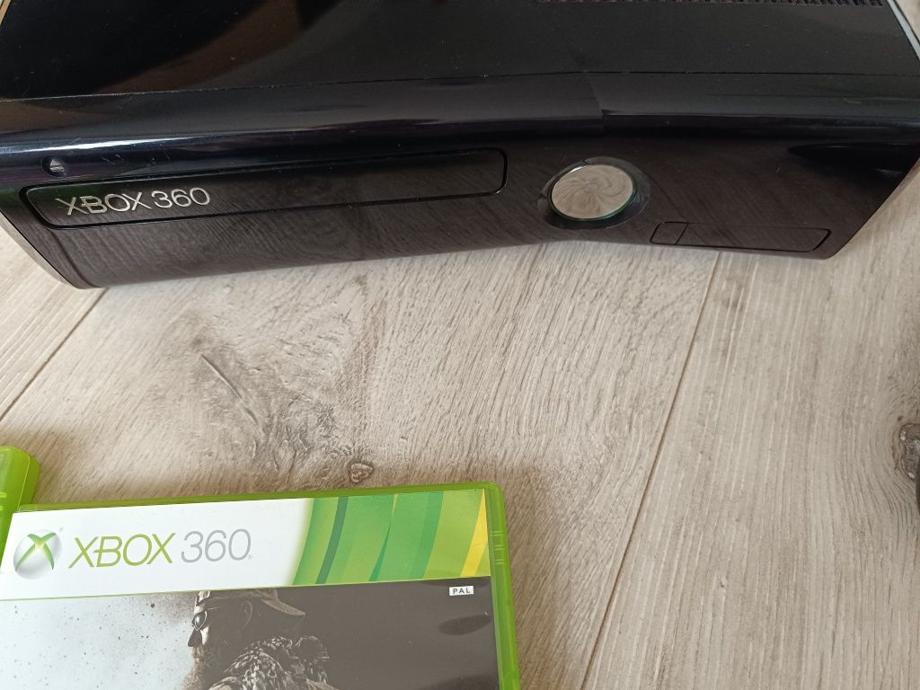 Konsola Xbox 360 Slim E 250gb pad bezprzewodowy 2 gry
