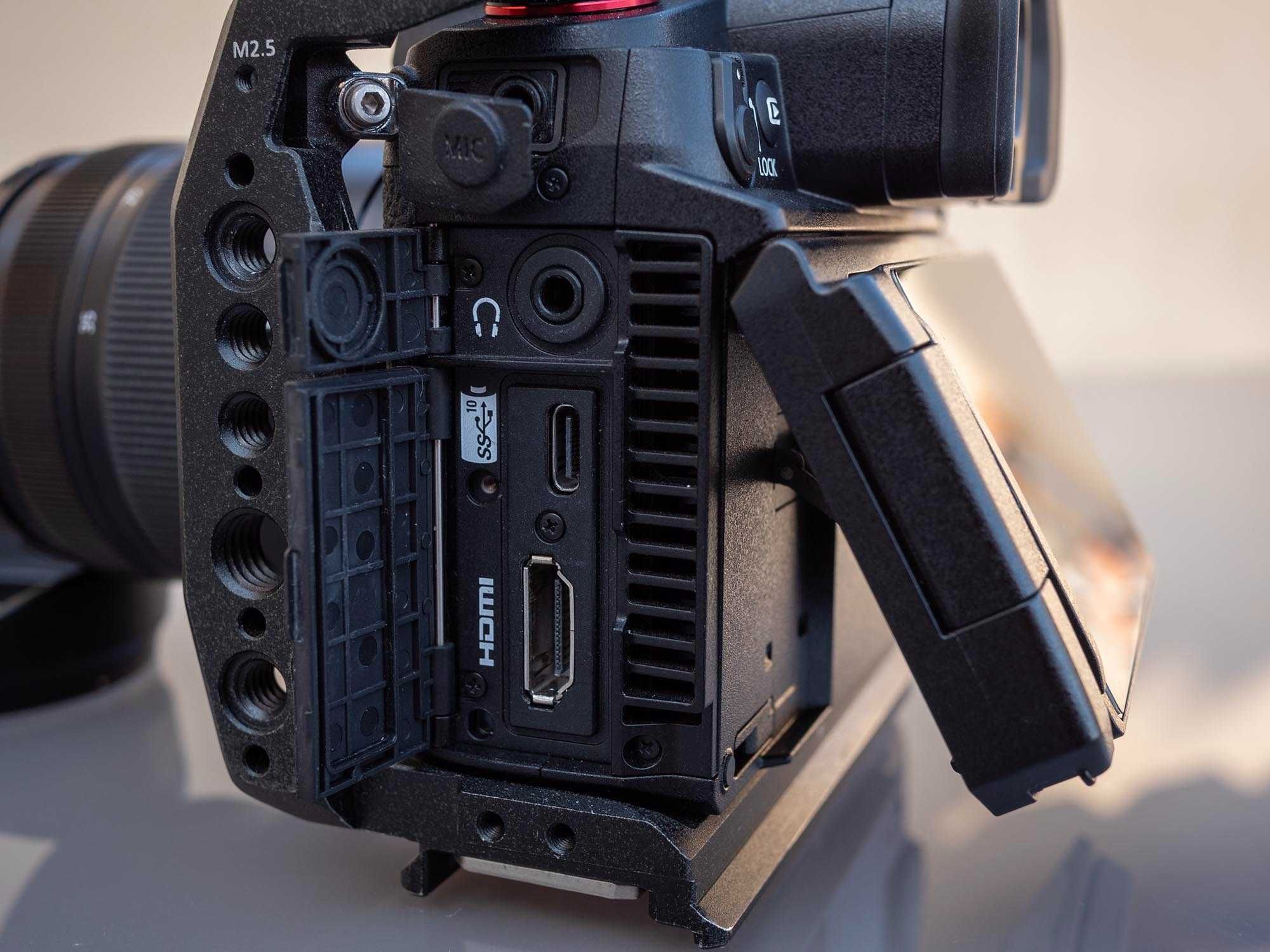 Conjunto Panasonic GH6 e objectiva 12-35 2.8 MkII c/ cage Smallrig