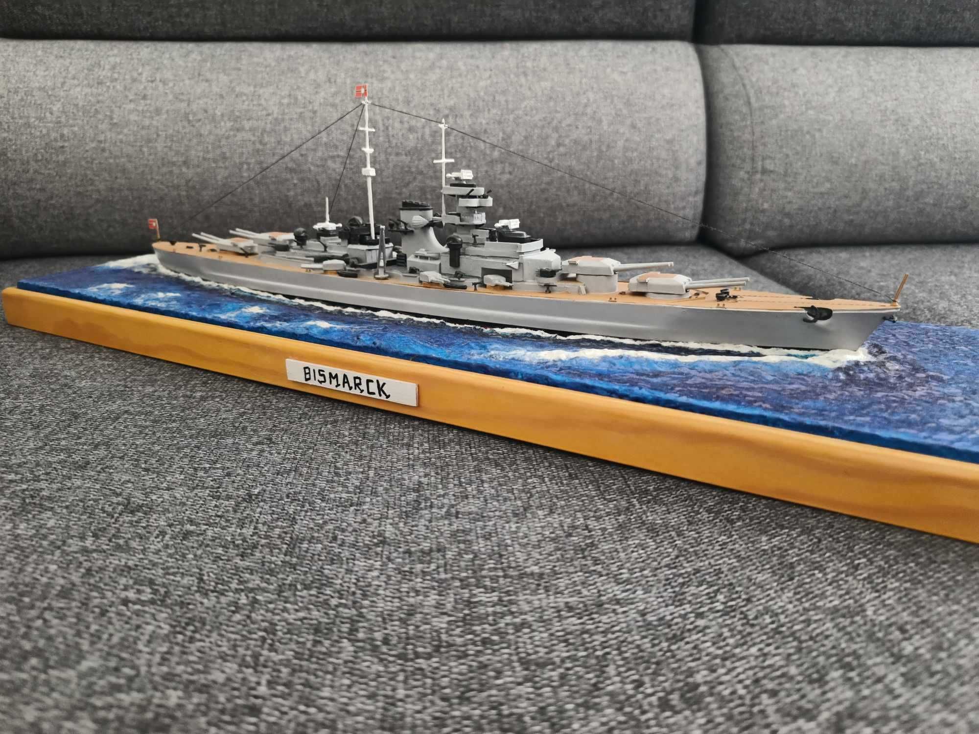 Model okrętu Bismarck w dioramie.